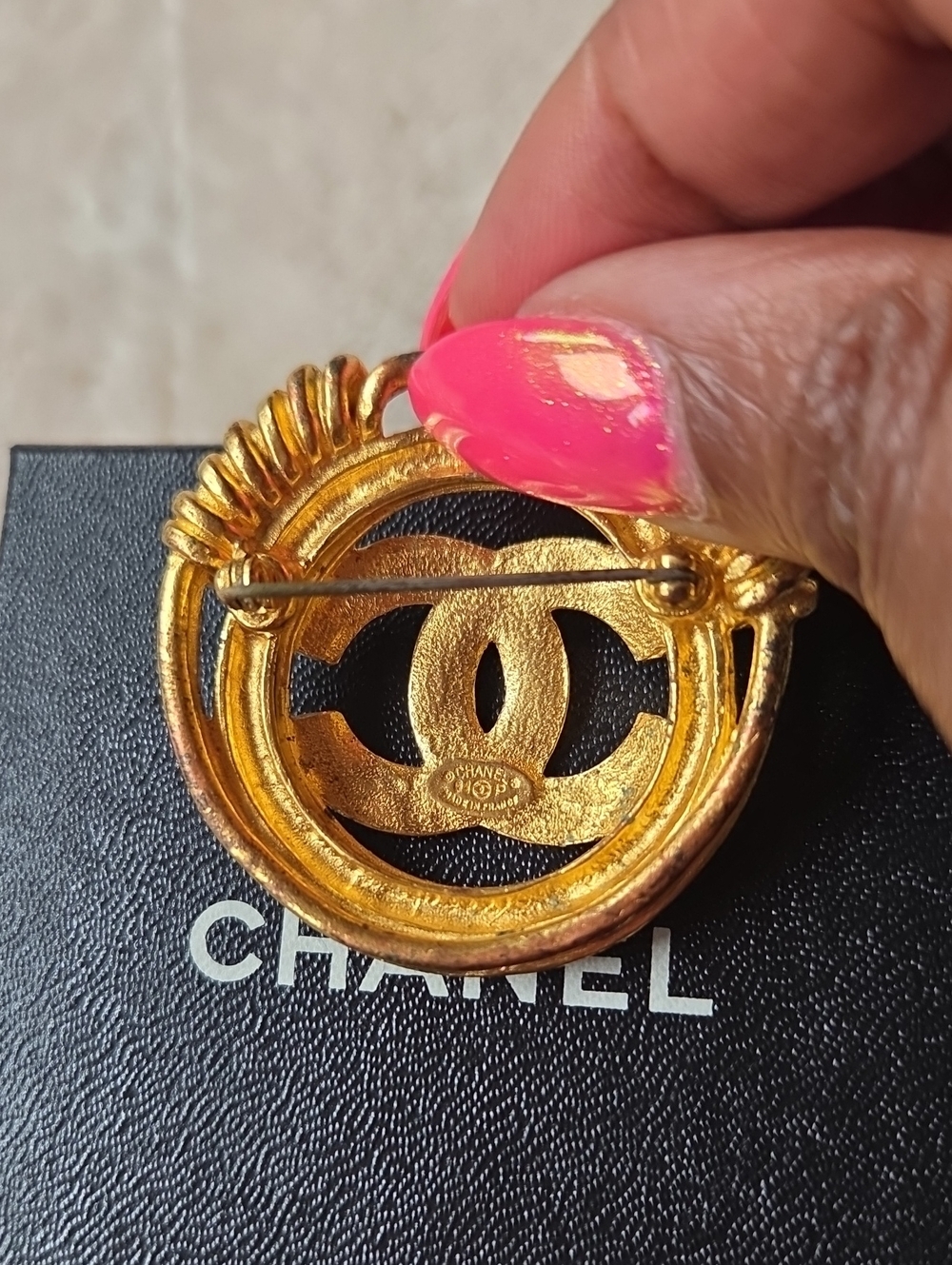 CHANEL Coco Mark Gold-Tone Interlocking CC Rope Circle Brooch - Picture 3 of 5